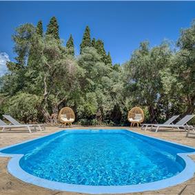 4 bedroom villa with pool by the sea, near Corfu town, sleeps 8